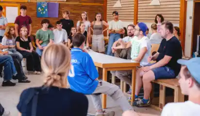 Jugendliche sitzen bei einer Schulung in einem Gruppenraum.