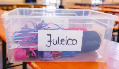 Materialbox mit Namensschild für die Juleica-Ausbildung.
