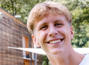 Porträt von Tom aus dem Ferienwaldheim.